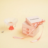 Vente en gros Petite boîte d'emballage de cadeau de luxe en velours fantaisie personnalisable et carton en papier pour bijoux
