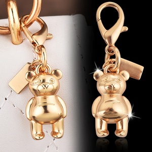 Accessoires de porte-clés au toucher premium, décorations de <span class=keywords><strong>sac</strong></span> <span class=keywords><strong>à</strong></span> <span class=keywords><strong>dos</strong></span> en forme d'ours et de papillon dorés <span class=keywords><strong>pour</strong></span> la vente en gros - Product Image 2