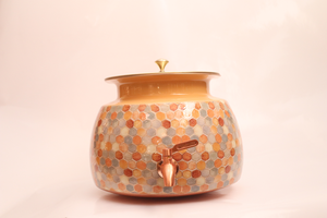 Olla de Cobre Artesanal de Tamaño Mediano 8000ML, Diseño 3D Premium en Cobre Dorado con Soporte de Latón, Tapa y Grifo - Product Image 4