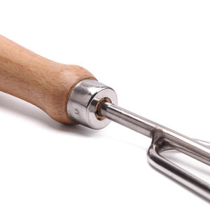 เครื่องมือคราดมือสวนแบบดั้งเดิมที่มีด้ามจับไม้เถ้าตามหลักสรีรศาสตร์สำหรับการคลาย<span class=keywords><strong>ดิน</strong></span> - Product Image 5