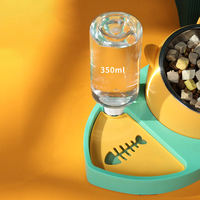 Bol pour chat 3-en-1 en PP avec distributeur d'eau par gravité et gamelle anti-glouton en acier inoxydable 15 °   Mangeoire inclinée en forme de poisson pour animaux de compagnie pour petits espaces intérieurs