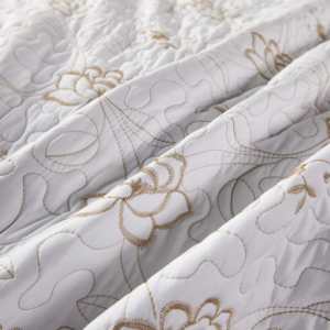 Vente en gros Parure de lit style brodé à motif floral Couleur blanche Toucher confortable Queen King Size Ensemble de couvre-lit 3 pièces - Product Image 4