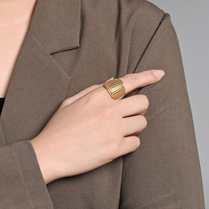 Anillo de titanio estilo retro francés para mujer, estilo nicho de alta gama, chapado en oro de 18K, anillo elegante que no se desvanece. - Product Image 2