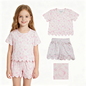 Conjunto con estampado de conchas marinas en colores pastel para niñas pequeñas, top de manga corta con ribete festoneado y pantalones cortos con cordón a juego, ropa de playa de verano para niños - Product Image 1
