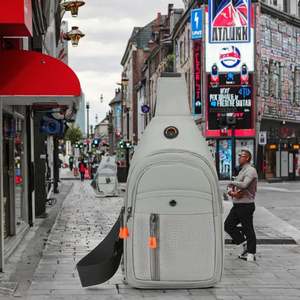 Sac de poitrine imperméable en PU pour homme avec fermeture éclair, grande capacité multi-poches pour le sport et les activités de plein air - Product Image 3