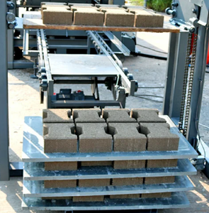 เครื่องทำอิฐบล็อกกลวง เครื่องทำเสาคอนกรีต เครื่องทำบล็อกอินเตอร์ล็อคอัตโนมัติ รุ่น QTJ4-25D - Product Image 3