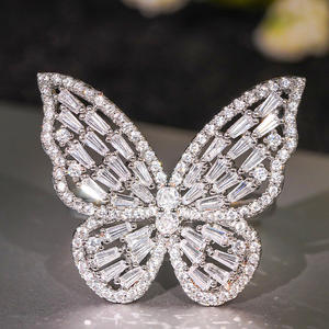 A134 Anello con diamante a forma di farfalla in oro bianco con taglio baguette colore naturale G per gioielli da sposa da donna - Product Image 3