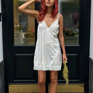 Nouvelle robe décontractée sexy pour femmes, design estival, en satin doux pour la peau, mini-robe à bretelles fines avec bordure en dentelle - Product Image 1