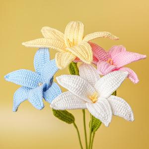 Ramo de Lirios Tejidos a Crochet en Azul, Blanco y Amarillo, Flores Hechas a Mano, Regalo para el Día de San Valentín, Estilo Moderno - Product Image 1