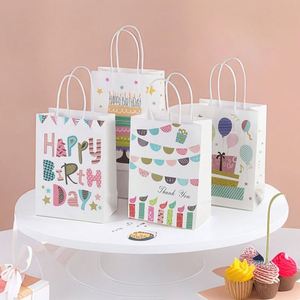 Sacs fourre-tout créatifs en papier kraft à motif de dessin animé pour mariages, festivals, fêtes, avec logo personnalisé pour cadeaux de mariage, d'anniversaire et de festival - Product Image 1