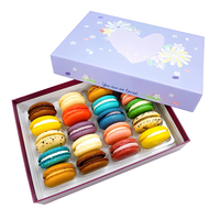 Boîte à macarons en carton ivoire texturé en relief pour service traiteur