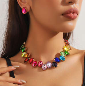 Ensemble de bijoux de mariée avec collier et boucles d'oreilles en cristal géométrique en forme de larme exagérée et coloré - Product Image 5