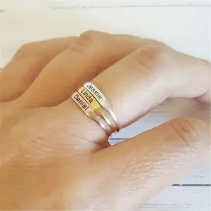 Minimalistische Handgemaakte Gegraveerde Stapelende Roestvrijstalen Ring Op Maat Gouden Letter Gepersonaliseerde Beginnaamringen