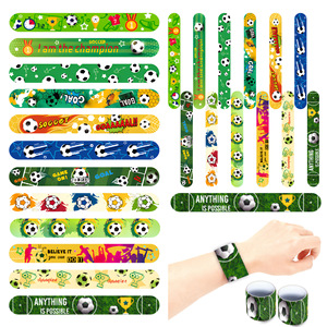 Pack de cadeaux pour fête de football Coupe du Monde 2026 : Sacs cadeaux, bracelets slap, autocollants, porte-clés pour fêtes d'<span class=keywords><strong>anniversaire</strong></span> de garçons sur le thème du football - Product Image 3