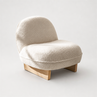 Fauteuil lounge en bouclette crème, style scandinave, minimaliste et doux, avec pieds en bois, pour appartement, hôtel, hall, villa, chambre d'hôtes