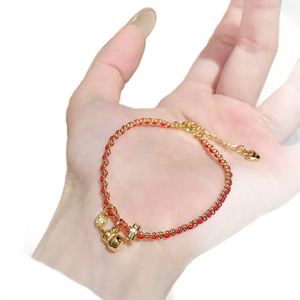 Ce bracelet tendance en forme de gourde et de cœur, serti de diamants, est un article populaire sur Xiaohongshu (une plateforme sociale chinoise). - Product Image 4