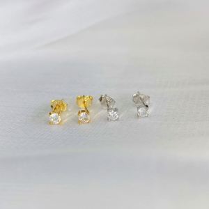 Aretes Pequeños y Delicados Dylam Hipoalergénicos de Plata de Ley 925 con Baño de Rodio y Circonita 5A para Mujeres y Niñas - Product Image 2