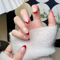 Ongles à presser courts en amande faits à la main, rouge classique, French manucure élégante, usage quotidien, luxe artisanal avec colle, ongles en gel pour doigts