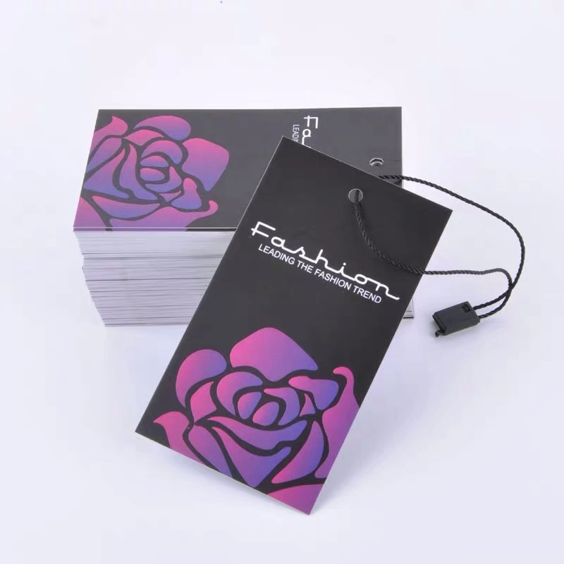 → Etiquetas de cartón colgantes y personalizadas para ropa