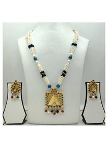 Conjunto de collar tradicional chapado en oro con cuentas y colgante multicolor, y pendientes étnicos a juego para ocasiones festivas y bodas. - Product Image 3
