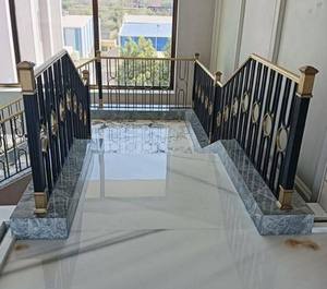 Rampe en fer forgé noir et or de qualité supérieure avec balustres ronds en laiton et main courante en laiton pour la conception d'escaliers de luxe pour maisons et hôtels - Product Image 4