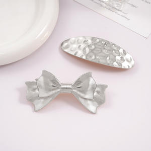 Barrettes à <span class=keywords><strong>cheveux</strong></span> haut de gamme pour femmes, en alliage doré vintage, à motif géométrique ovale martelé, avec clip à ressort - Product Image 4