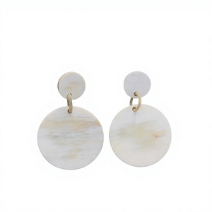 Boucles d'oreilles ovales en coquillage poli, artisanat naturel blanc avec anneau doré, écologiques, faites à la main, modernes HASAN CRAFT - Product Image 1