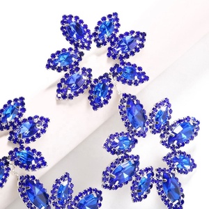 Pendientes de Botón de Lujo Europeos y Americanos de Alta Gama con Forma de Flor y Pedrería, Nuevos Pendientes Largos de Moda Exagerados - Product Image 4
