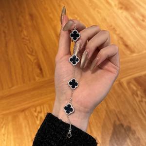 Bracelet trèfle à quatre feuilles à la mode pour femme Unique blanc noir chaîne porte-bonheur argent et or, diamant plaqué ou Zircon - Product Image 4