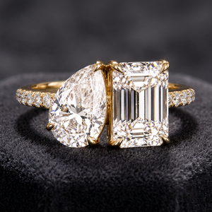 Bague de fiançailles à trois pierres en diamant de laboratoire, plaqué or 14 carats, coupes émeraude/poire/ronde, bande pavée multi-formes, bijoux fins de luxe - Product Image 2