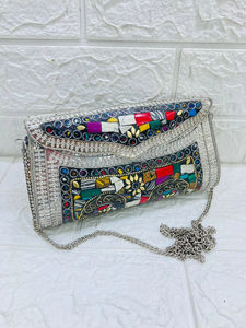 Embrague de mosaico de metal nupcial de diseñador exquisitamente hecho a mano hecho en La India, una opción elegante para damas en fiestas nocturnas - Product Image 3