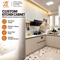 Meuble de cuisine beige chaud, solution de rangement moderne en forme de L, portes plates sans poignées pour projets d'aménagement intérieur résidentiel contemporain