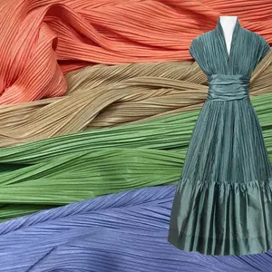 En stock precio de fábrica 80g transpirable vestido de gasa de poliéster Satén de Crepe aplastado mujer falda tejidos sostenibles