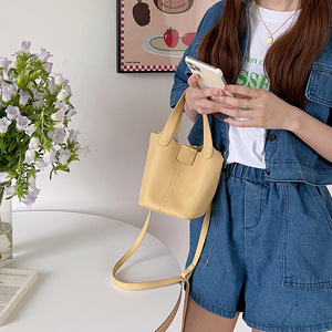 กระเป๋าทรงถังสำหรับผู้หญิง เนื้อผ้านุ่ม สีขาว หัวเข็มขัดแม่เหล็ก กระเป๋าสะพายข้างลำลอง ฤดูร้อน 2022 - Product Image 3