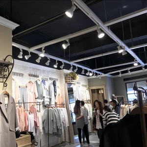 Système d'éclairage sur rail LED à 3 fils au design moderne personnalisé avec connecteur en croix blanche X et accessoires magnétiques en aluminium de couleur blanche - Product Image 6