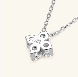 Collier pendentif fleur à quatre pierres en moissanite étincelante plaqué or, chaîne délicate incrustée de cristaux pour femmes - Product Image 2