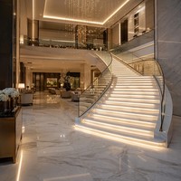 Balustrade d'escalier moderne sans cadre en verre avec éclairage LED intégré et main courante fine pour intérieur de luxe – Vente en gros directe usine