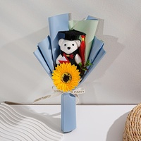 Cadeau de remise de diplôme fait main : Bouquet de fleurs de savon et de tournesols avec ours en peluche et chapeau de docteur, un souvenir charmant pour la Saint-Valentin des étudiants modernes
