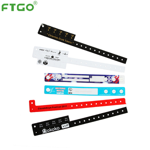 Bán buôn biểu tượng tùy chỉnh PVC dây đeo cổ tay màu sắc khác nhau Silicone cao su Vinyl Vòng đeo tay mã QR khuyến mại Quà Tặng - Product Image 1