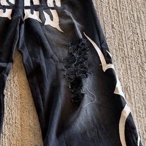 Jeans Baggy en Coton Élastique Personnalisé, Délavé au Soleil, Broderie Déchirée, Denim Personnalisé, Coupe Boxy Surdimensionnée, Pantalon en Denim Lavé pour Hommes - Product Image 4