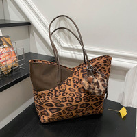 Nouveauté Sac à bandoulière tendance à imprimé léopard grande capacité avec pendentif cœur