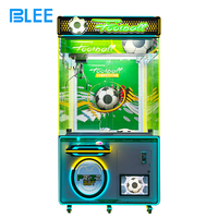 BLEE Machine à griffes de football à monnayeur, jeu de grue à prix en forme de ballon de football, avec joystick et éclairage LED, pour centre de divertissement et FEC