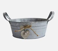Pot Bunga Logam Bulat Galvanis Vintage dengan Pegangan, Hiasan Gantungan Hati dari Jute, Lonceng, dan Pot Bunga Kaleng Dekoratif untuk Dekorasi Rumah dan Taman
