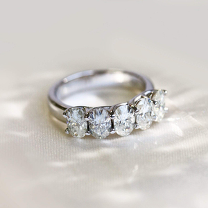 Anillo de boda para mujer SGARIT personalizado con diamante cultivado en laboratorio de corte ovalado de 2.0 ct, banda de eternidad de 5 piedras, oro sólido de 18K, certificado NGTC. - Product Image 3