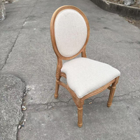 Chaise Louis en résine plastique empilable, démontable, durable et au design moderne, idéale pour usage commercial, salon, entrée et mariage