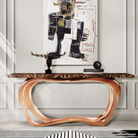 Table console de luxe exclusive pour salon ou couloir, avec dessus en mosaïque géométrique et base en feuille de cuivre, finition haute brillance