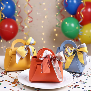 Sac cadeau en cuir PU écologique, avec décoration en nœud de soie détachable, pochette à bijoux élégante, légère et portable - Product Image 1