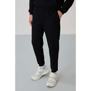Conjunto Deportivo Herbert Negro con Cuello Alto para Hombre, Ropa Deportiva Cómoda de Mezcla de Algodón de Air Jones - Modelo 85233 - Product Image 3