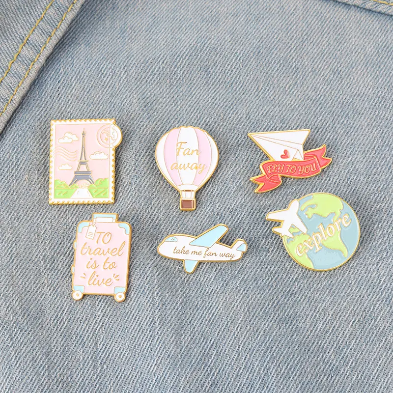 Grosir Logam Inggris Travel Alphabet Lapel Pin Kartun Pesawat Bumi Balon Udara Panas Bentuk Enamel Pin Lencana untuk Tas Tangan