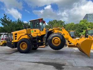 Chargeuse sur pneus de 5 tonnes à forte force de fouillisage, modèle SDLG L956F, fabriquée en Chine, à faible vitesse, couple élevé et bonne économie de carburant - Product Image 2